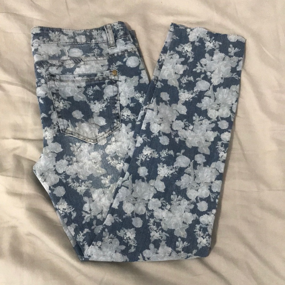 Cute floral jeans!